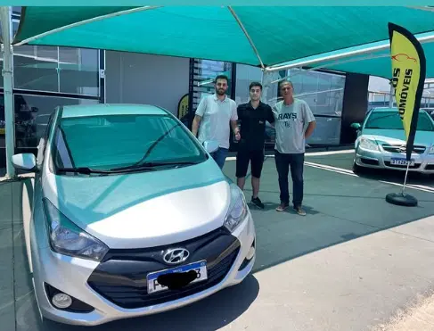 Cliente Gêmeos Automóveis com carro novo