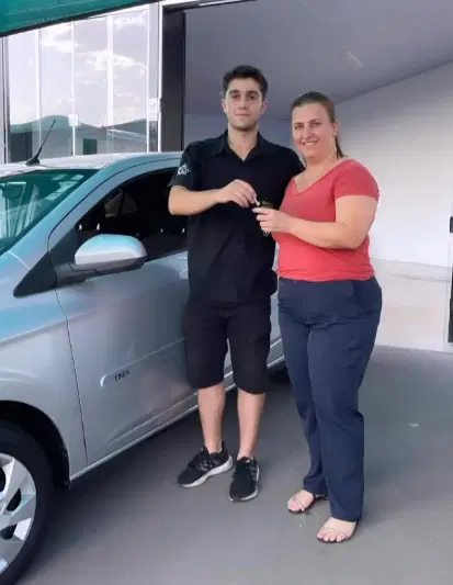 Cliente Gêmeos Automóveis com carro novo