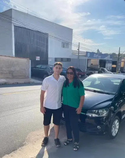 Cliente Gêmeos Automóveis com carro novo