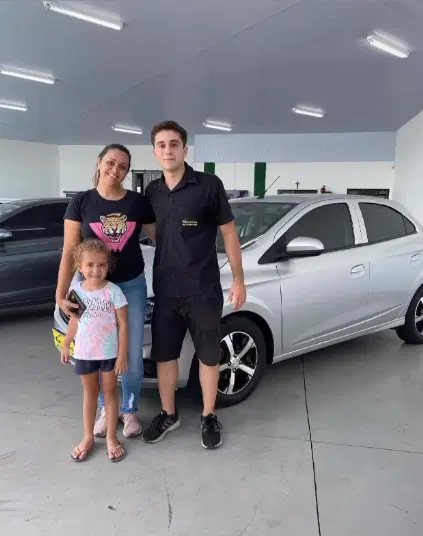 Cliente Gêmeos Automóveis com carro novo