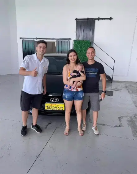 Cliente Gêmeos Automóveis com carro novo