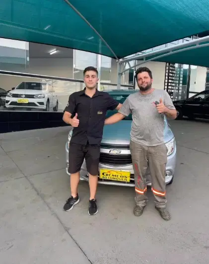 Cliente Gêmeos Automóveis com carro novo