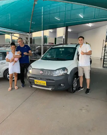 Cliente Gêmeos Automóveis com carro novo
